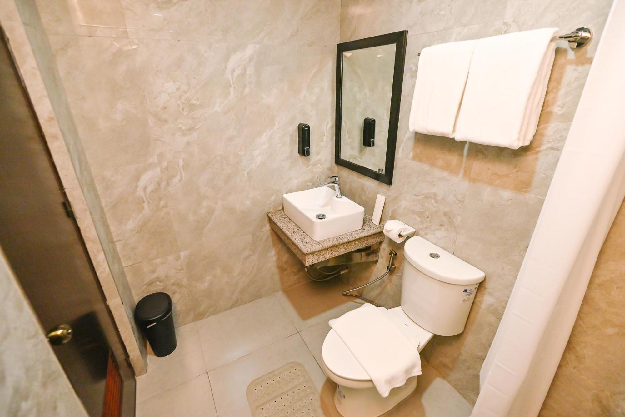 Monaco Hotel Taytay  Buitenkant foto