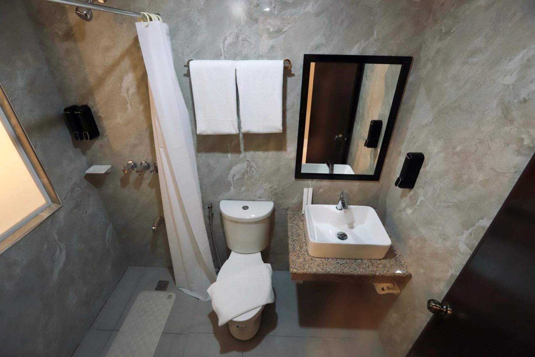 Monaco Hotel Taytay  Buitenkant foto